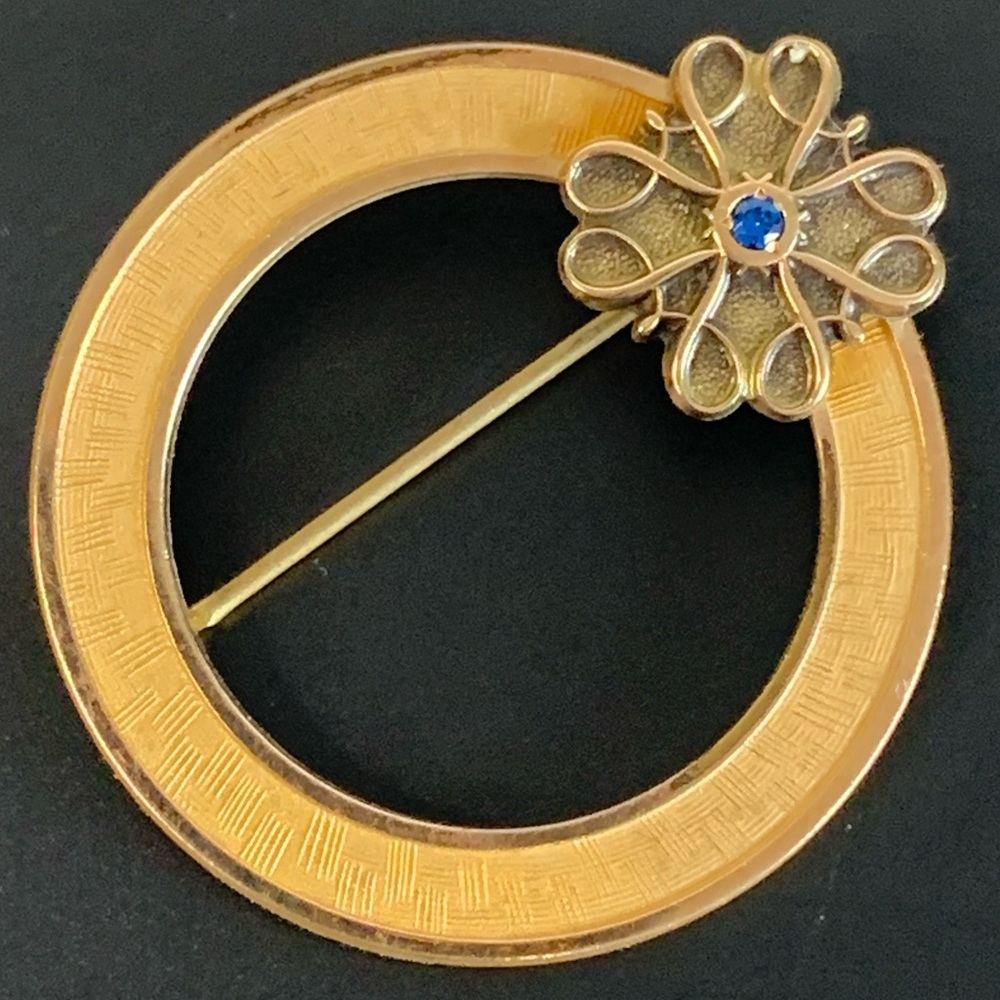 (185)Vintage Elegant Celtic knot 10k gold filled Blue Sapphire like Rhinestone.
